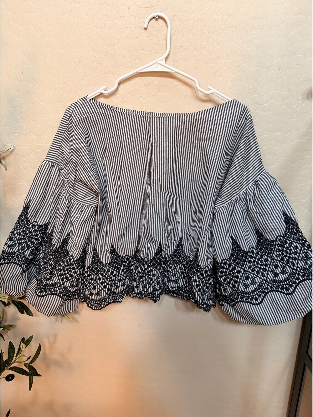 BCBGMAXAZRIA Black & White Striped Short Sleeve Blouse 100% Cotton